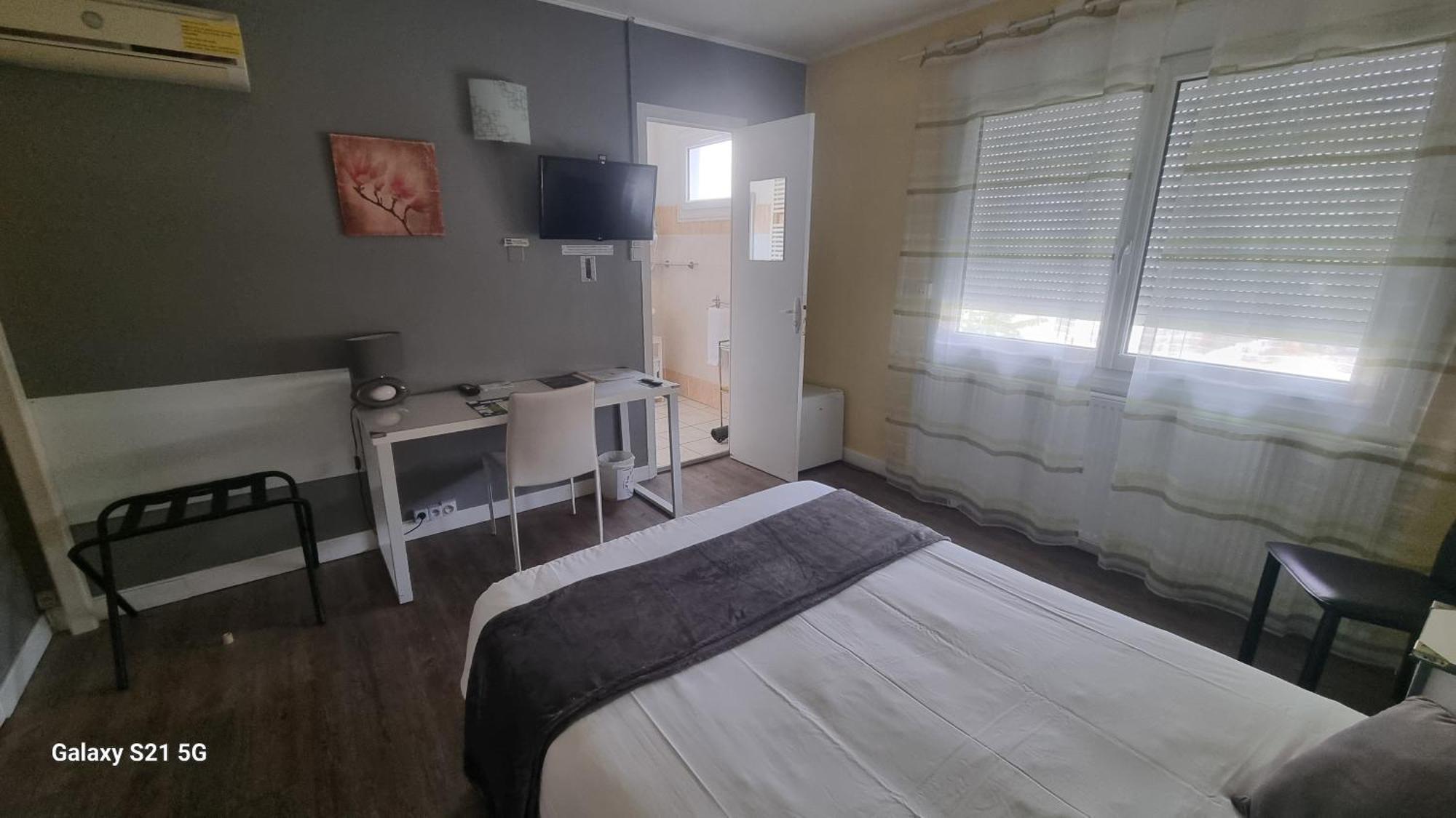 Hotel Du Tricastin Pierrelatte Dış mekan fotoğraf